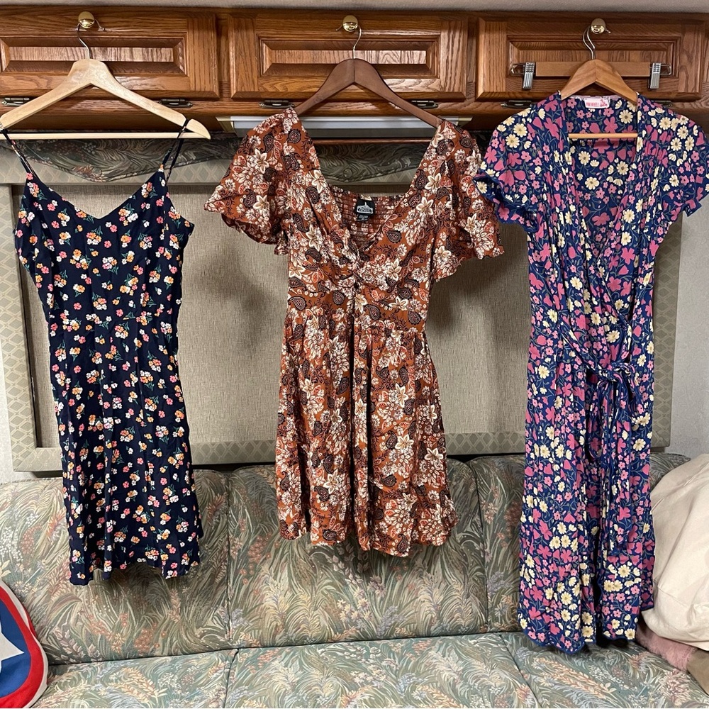 [Bundle] 3 Floral Paisley Dresses - Angie Floral Mini Dress and more size S/M